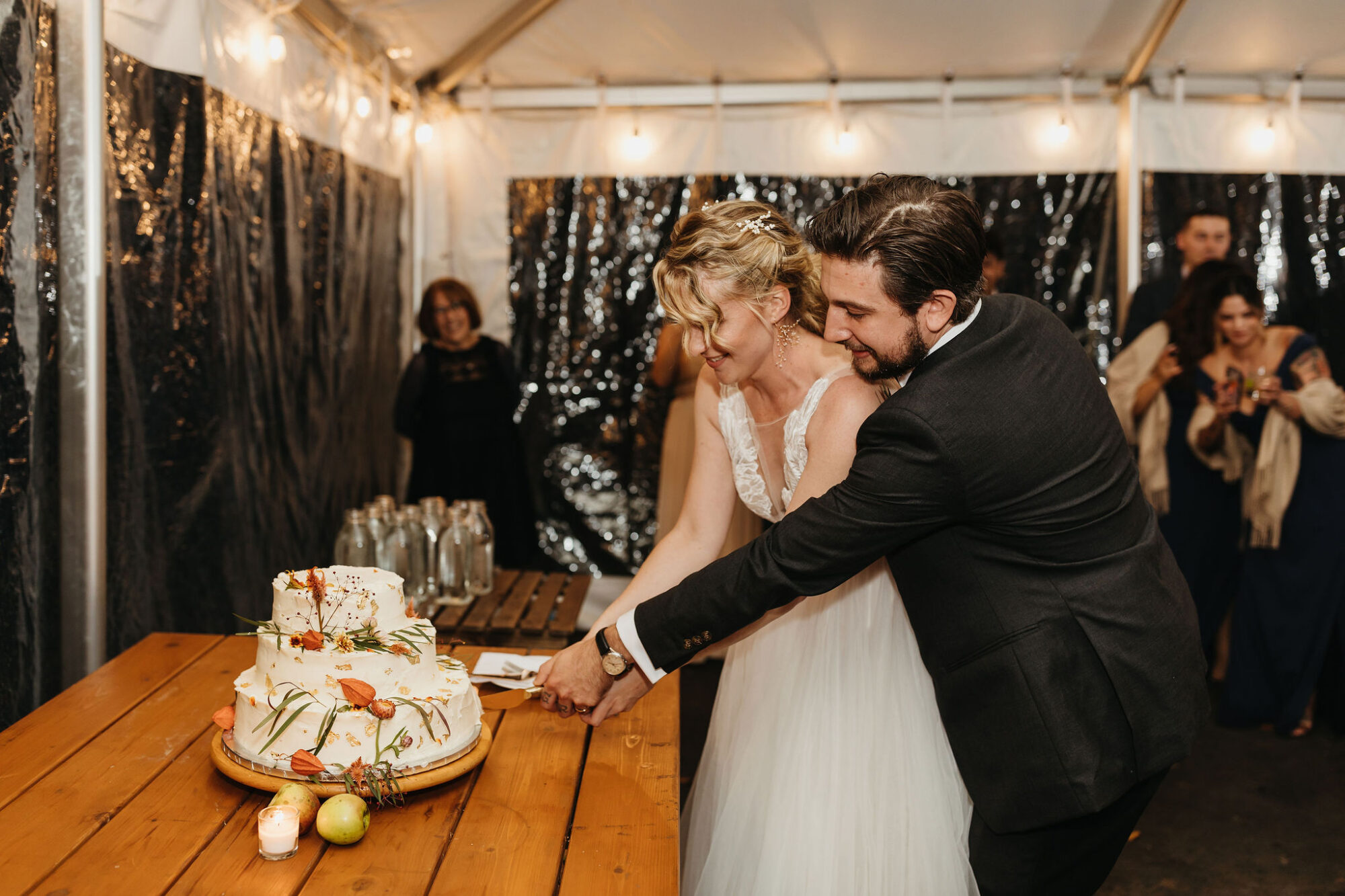 foxfire mountain house, catskill mountains, wedding, fall, fall florals, clear tent, reception, cake cutting
