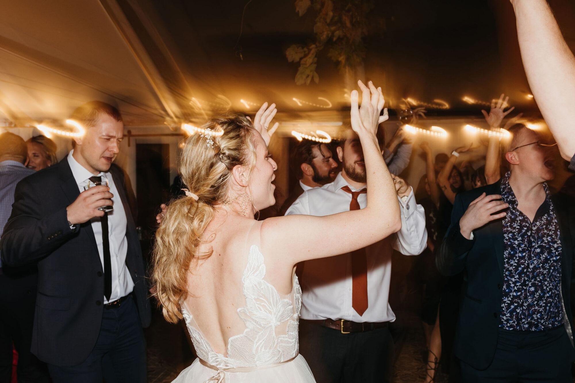 foxfire mountain house, catskill mountains, wedding, fall, fall florals, clear tent, reception, dancing, direct flash photos